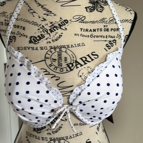 Victoria’s Secret bikini - Picture 2 of 12